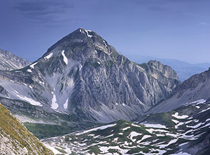 Il Pizzo d&rsquo;Intermesoli dal Rifugio Duca degli Abruzzi.