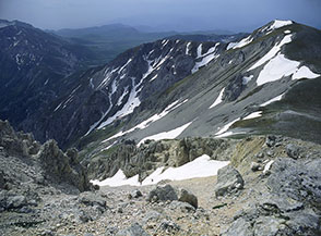 Imbocco della Valle dell&rsquo;Inferno alla Sella del Corno Grande, sulla dx Monte Aquila.