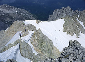 Scialpinisti si apprestano a scendere il Ghiacciaio del Calderone dalla sella omonima, sullo sfondo il Corno Piccolo.
