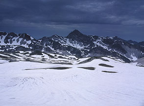 La grande conca glaciale di Campo Pericoli verso Pizzo Cefalone.