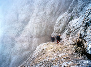 In prossimit&agrave; dell&rsquo;attraversamento del primo incassato canalino lungo la Via Ferrata dei Ginepri ex Brizio.