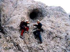 Il &ldquo;buco&rdquo; pi&ugrave; famoso del Gran Sasso: il foro circolare sulla Cresta Nord-Ovest della Vetta Occidentale da cui prende il nome il Passo del Cannone.