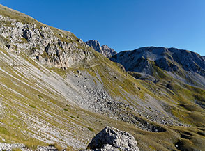 Di primo mattino vista sul traverso che conduce alla Sella di Monte Aquila.
