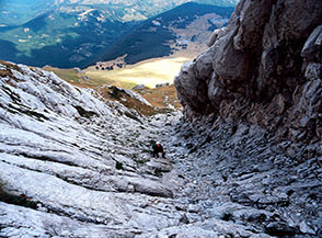 Il canale roccioso che dal Sentiero Ventricini conduce verso l&rsquo;attacco del Camino di Mezzo al Corno Piccolo.