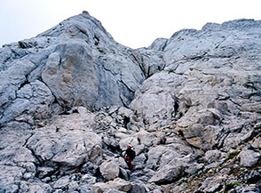 Tra i pietroni alla base del Camino di Mezzo sulla Parete Nord del Corno Piccolo.