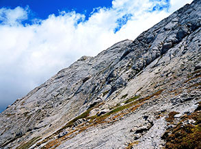 La grande comba inclinata subito sotto la cima del Corno Piccolo sul Versante Nord.