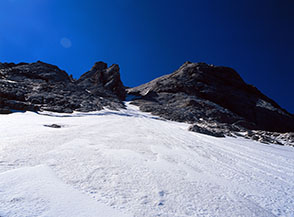 Sulla lingua di neve ai piedi del Canale Sivitilli, alla sx della Prima Spalla.