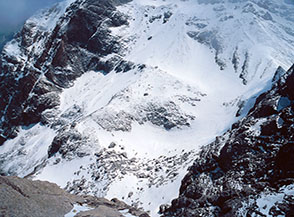 Il Vallone delle Cornacchie oscurato da grigi nuvoloni (dal Corno Piccolo).