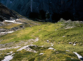 La parte bassa del Vallone dei Ginepri rotto da alcuni salti di roccia.