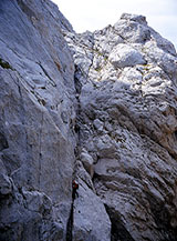 Alpinista sul Sentiero Ventricini (via ferrata) prima di Forcella Belvedere.
