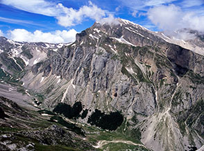 Splendida vista sulla Val Maone ed i Pilastri dell&rsquo;Intermesoli dal Sentiero Ventricini.
