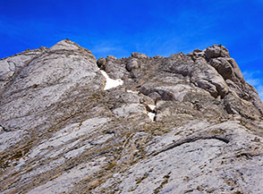 La vetta del Corno Piccolo salendo dalla cresta a monte della Prima Spalla.