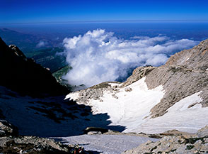 La Valle delle Cornacchie vista dalla Sella dei Due Corni, sul costolone alla dx si vede il Rifugio Franchetti.