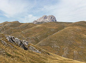 Il Corno Grande si staglia all&rsquo;orizzonte dietro la cresta del Monte San Gregorio di Paganica (sulla dx).