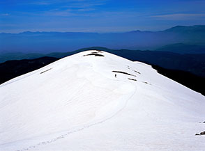 La panoramica cresta di Monte Bello verso la Madonnina delle Pratelle.