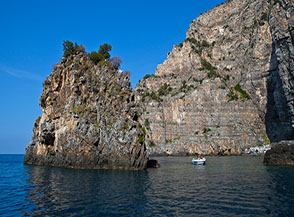 Faraglione lungo la Costa degli Infreschi.