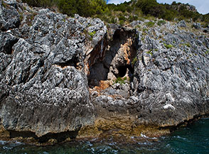 Scorcio sugli scogli nei pressi della Grotta del Noglio.