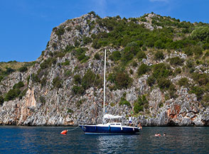 Scorcio a Cala degli Infreschi, cos&igrave; chiamata per la presenza di sorgenti subacque di acqua dolce.