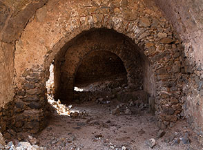 Tra i ruderi della casa dei pescatori a Cala degli Infreschi.
