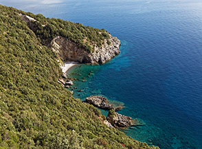 Vista su Punta Garagliano e la caletta di Porticello.