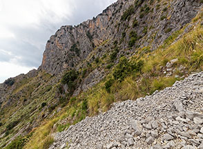 Scorcio sulle falesie rocciose della Carcarella sulla Costa Masseta.