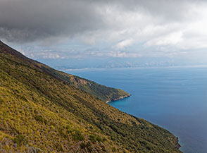 Vista sulla Costa Masseta con il Golfo di Policastro sullo sfondo.