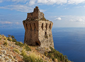 L&rsquo;austera Torre del Morrice guarda il Golfo di Policastro.