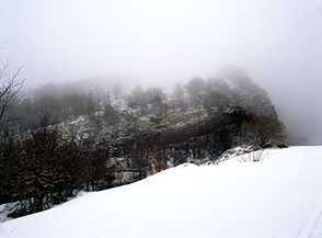 Lo slargo innevato sotto le prime rocce del Poggio.