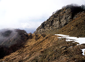 L&rsquo;impressionante parete rocciosa del Poggio, sotto cui passa il sentiero.