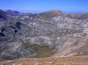 La conca sommitale della Valle Genzana con lo stazzo-fattoria al centro.