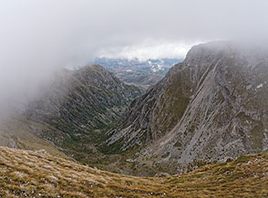 Uno squarcio tra le nubi ci regala la vista sulla Valle Majelama.