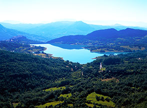 Il Lago di Castel San Vincenzo alle pendici delle Mainarde.
