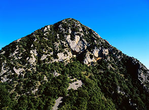 Le rupi del Monte San Michele, fra cui &egrave; incastonato il piccolo Eremo di San Michele a Foce.