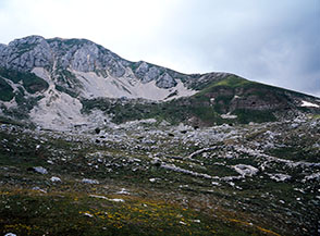 L&rsquo;ampia conca prativa della Ferruccia ai piedi del Monte Mare.