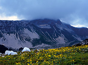 Dal Passo della Tagliola vista su Monte Cavallo incappucciato dalle nuvole.