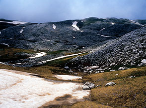 La valle carsica nascosta fra i brulli crinali delle Coste dell&rsquo;Altare.