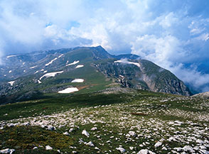 Le Coste dell&rsquo;Altare con la punta di Monte a Mare in lontananza.