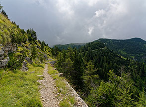 Sulla mulattiera militare verso il Monte Maggio.
