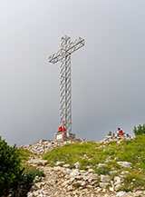 La croce di vetta di Monte Maggio.
