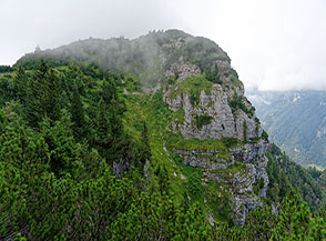 Vista sulla cima del Coston dei Laghi o Corona di San Marco, la punta pi&ugrave; alta lungo la cresta tra Passo Coe e Passo della Borcola.