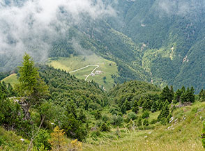 Precipitosa vista sul Passo della Borcola dalla cima del Monte Borcoletta.