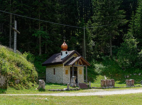 La chiesetta del Sacro Cuore alla partenza del sentiero per il Cengio Rosso.