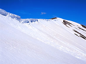 Cornici di neve sulla cresta che conduce al Costone della Cerasa Centrale.