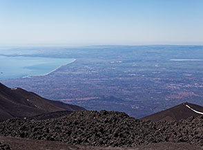Vista sulla costa di Acireale dall&rsquo;Etna.