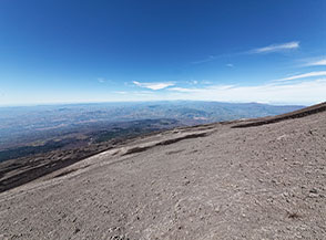 Panorama sulla Sicilia (lungo la salita al Cratere Centrale dell&rsquo;Etna).