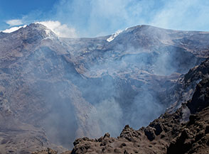 Primo affaccio sul complesso formato da Bocca Nuova e Cratere Centrale dell&rsquo;Etna.