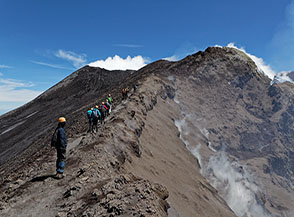 Sull&rsquo;orlo del Cratere Centrale dell&rsquo;Etna verso il Cratere di Nord-Est.