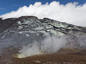 Scorcio del diaframma che separa il Cratere Centrale dal Cratere di Nord-Est dell&rsquo;Etna.