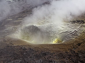 Fumarola sul diaframma che separa il Cratere Centrale dal Cratere di Nord-Est dell&rsquo;Etna.