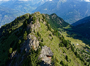La Cresta del Gran Plan, spartiacque tra il Vallon de Combo&eacute; (sulla dx) e quello di Chamol&eacute;.